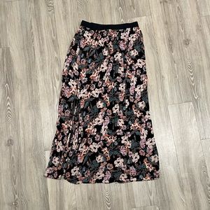 Floral midi slip skirt with a slit. Fits a size small. Great condition!